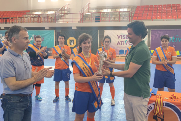 Futsal Feminino: Viseu 2001 ADSC recebe a Taça de Campeões Distritais- AMIBIFORMED