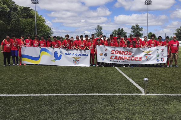 Futebol: Juniores "B" do S Viseu e Benfica receberam a Taça de Campeões Distritais